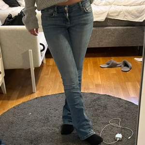 Lågmidjade bootcut jeans  - Snygga zara jeans som inte finns att köpa längre!💞 Men ganska slitna i tyget där bak och lite trasig ficka.
