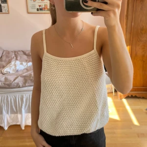 Vit stickad topp - Jättefin vit stickad topp med djup rygg i storlek M. Inköpt på Bali för ett år sedan. Bra skick!