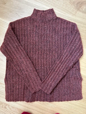 Stickad tröja från Pieces - Såå fin och snygg stickad tröja från Pieces, perfekt till höst och vinter! Nypris: 299kr