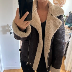 Bershka jacka - Fint skick, den är tjock kan användas på vintern också 
