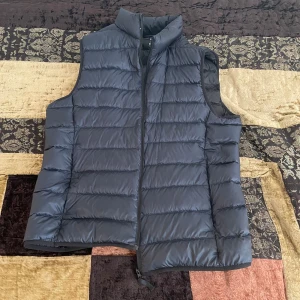 Navy uniqlo väst - köpt från butik, är i riktigt fint skick. Storlek XS men passar även S. Sitter bra på mig som är 173. Aning mörkare i verkligheten. Skriv ifall du har minsta lilla fundering!