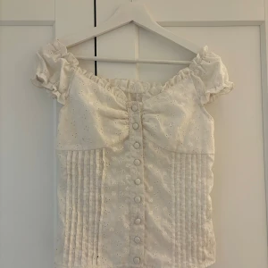 Supersöt vit topp - Använd fåtal gånger så i nyskick💞 Sitter liknande som en korsett Pris kan diskuteras💕