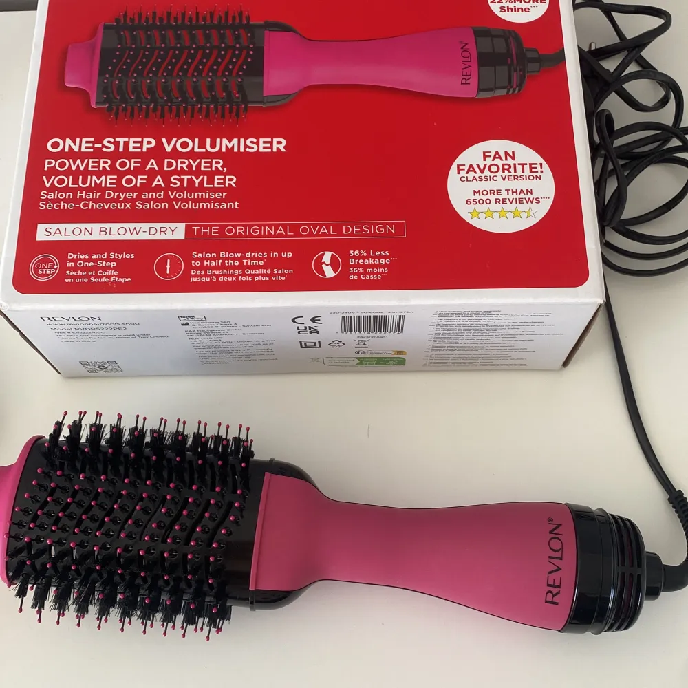 En fön och styling borte som jag endast testat en gång. Nyskick. Kommer inte till användning så därför säljer jag den. Köpt för 500kr. Beauty.