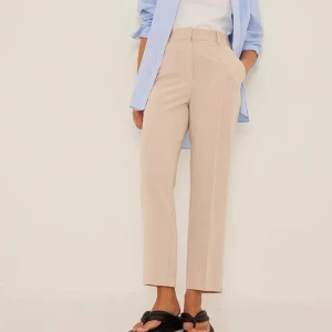 Croppade kostymbyxor med hög midja - Storlek 40 oanvända från NA-KD