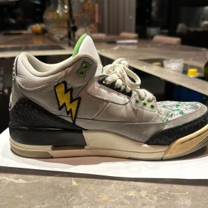 Jordans - Jorden air, Storlek 41 (euro) lite slinta, färg grön svart och grå