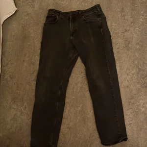 Svarta par jeans - relaxed fit Jeans med storlek 170