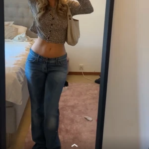 Snygga vintage byxor - Säljer ett par vintage byxor som tyvärr inte passar mig längre. Lågmidjade och passar någon som har S eller 36/34