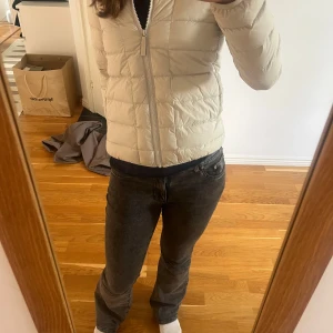 Vit/beige jacka - Säljer denna jättefina jacka från part two. Den är i storlek 32 är i jättebra skick. Säljer pågrund av att den tyvärr är för liten. Nypriset är 799💕💕