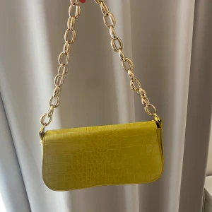 Grön väska - Grön axelremsväska med guldkedja från zara 