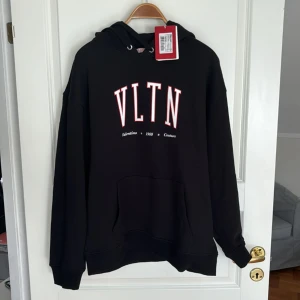 Valentino Hoodie  - Hej! Säljer nu min oandvända valentino garavani hoodie pågrund av att den va för stor. Qr Scan fungerar och orginal lappar och påse medföljer. Storleken är L. Hör gärna av dig om du har några frågor eller vill ha flera bilder! 