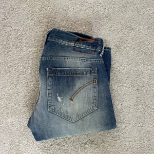 Dondup George Jeans - Tjena säljer nu dessa feta Dodnup George Jeans i storlek 32. De har inga tecken på användning, ny  pris ca 3500 mitt pris 1200. Vid frågor eller fler bilder skicka dm.