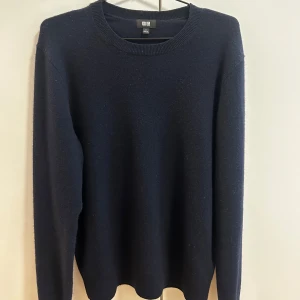 CASHMERE TRÖJA  - En riktigt fin cashmere/kashmir tröja i 100% cashmere. Tröjan är köpt för 1 månad sedan på Uniqlo. Nypris är 1400. Skicket är 9.5/10 och finns inga defekter eller annat fel på den!🤩💯