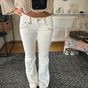 Lågmidjade jeans - Lågmidjade jeans i storlek 34. Jeansen är i jätte bra skick, har fått en fläck men den syns knappt, skriv privat för bild. Midja: 38cm tvärs över Innerbenslängd: 80cm