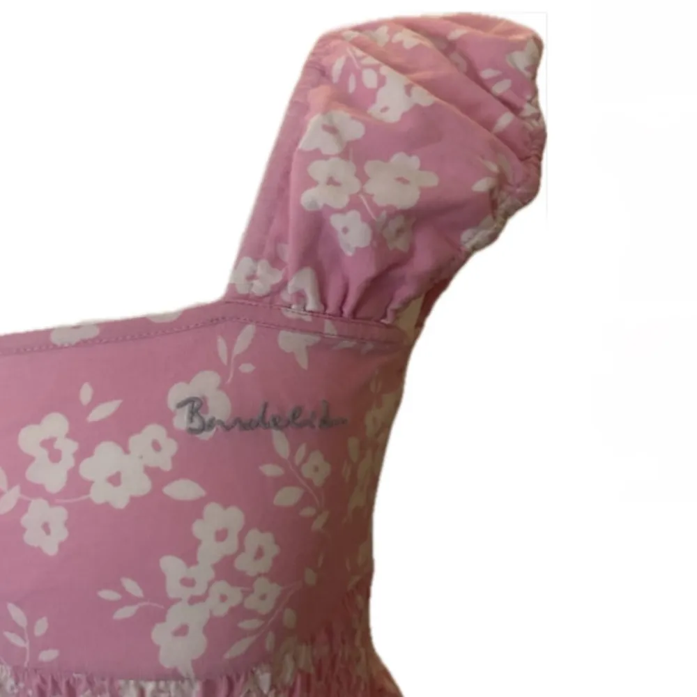 jätte gullig rosa square neck blus från bondelid 😁 inga defekter bra skick! . Puserot.