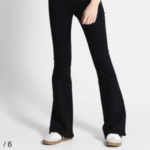 Svarta bootcut  - Säljer dessa svarta bootcut. Helt oanvända och orginal pris är 300kr🩷 Endast prövade och de sitter som en smäck på men hade redan ett par sen innan så kommer ej till användning!