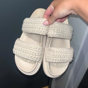 Tofflor beiga  - Använda två gånger, storlek 38 men skulle säga det är 37. 