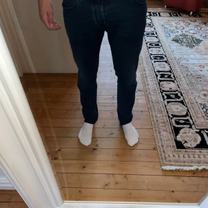 Jacob Cohën  - Säljer nu ett par mörkblå jeans från Jacob Cohën i storlek 34. Är i väldigt bra skick. Passar om du är runt 190. Tveka inte att skriva om du har några frågor. 