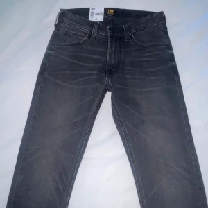 Lee slim jeans  - Hej! Säljer nu mina sprillans nya Lee slim jeans i storlek 27/32. Bra skick 10/10, nypris 879kr 