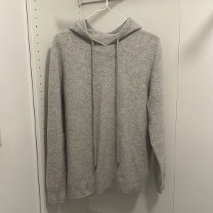 Grå stickad hoodie - Riktigt skön kashmir liknande hoodie i 100% merino ull. Aldrig använd skick 10/10. Har bara testat och den passade inte. Dm för fler funderingar😉