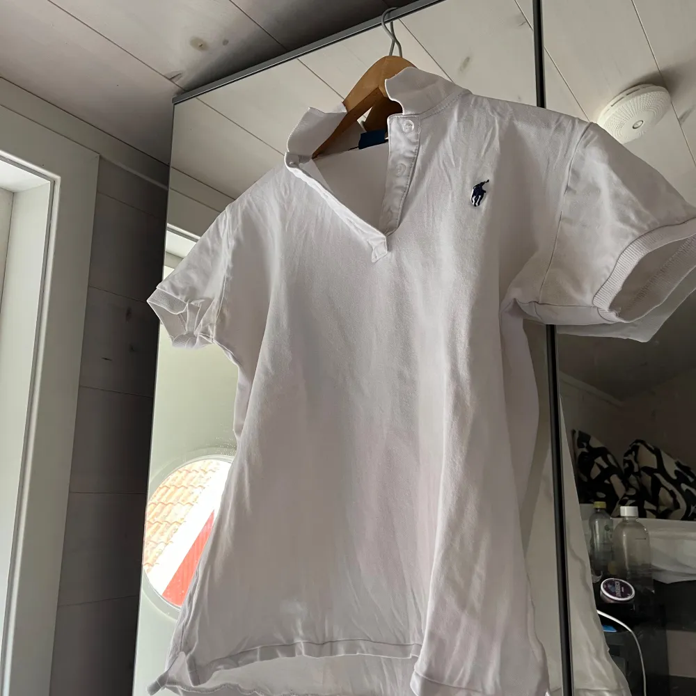 Säljer nu denna snygga Ralph Lauren pikén. 2XL sitter som XS.  Skriv gärna vid frågor eller funderingar, mvh lukas. . T-shirts.