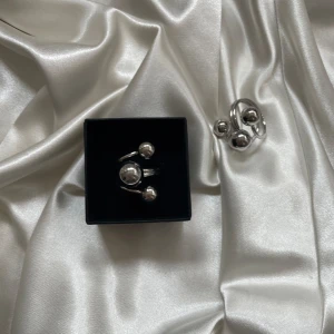 Idun ring  - Ring i rostfritt stål 304, Innerdiameter: ca 20 mm men passar de flesta pga kulorna💐