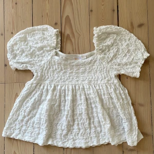 Super söt sommar topp - Väldigt fin sommar topp från Gina. Jag säljer den pga att den har blivit för liten. Väldigt bra skick. 99% polyester. Skriv bara om du vill ha fler bilder.