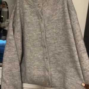 Grå cardigan - Säljer en grå kofta från Gina tricot i strl xs (skullle även kunna sitta som en s) då ja tyckte att den inte sitter så bra på mig, knappt använd💗