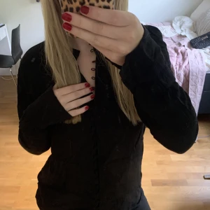 Blus från Vero Moda - En blus från Vero Moda i otroligt skönt material! Kommer tyvärr inte till användning 😔