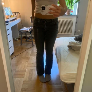 Gina young jeans - säljer mina gina young jeans, de är low waist och bootcut. jeansen är väl använda där av priset och de har defekter(finns bilder om man bläddrar) pris kan diskuteras💕💕(jeansen har inte fläckar de är spegeln som är smutsig)