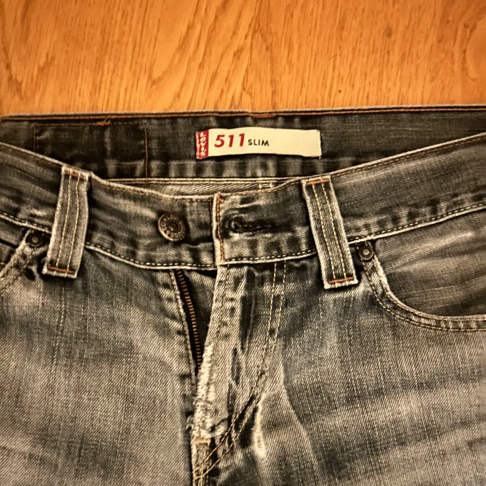 Säljer ett par snygga Levis 511 jeans i en lite urtvättad blå färg. Köpta secondhand men är ändå i väldigt gott skick. Jag är 167 och passar bra även om de är något långa:). Jeans & Byxor.