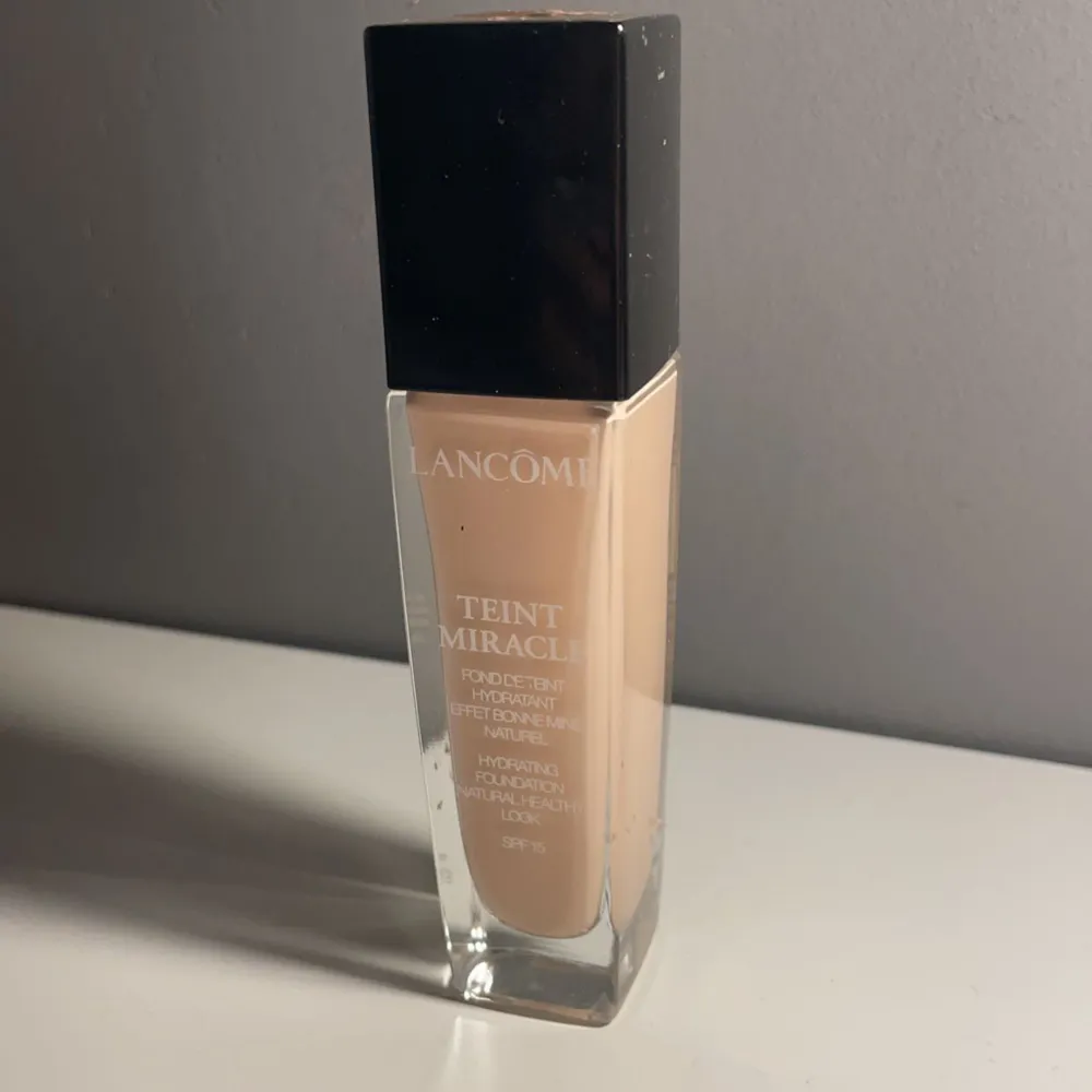 Foundation från lancome i nyans 005, använt några gånger, har cirka 75-80% kvar. Säljer pågrund av att den är för ljus. Pris kan diskuteras ❌❌❌står ej för frakt❌❌❌ kan även mötas upp i Uddevalla!. Skönhet.