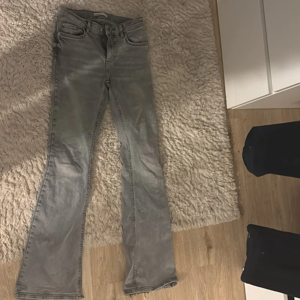 Gråa lågmidjade jeans från Gina, de är i bra skick.. Jeans & Byxor.