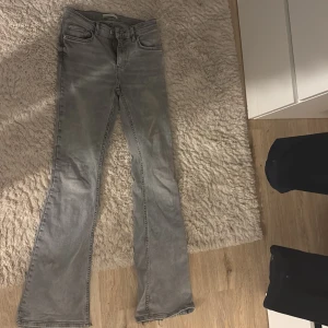 Gråa jeans - Gråa lågmidjade jeans från Gina, de är i bra skick.