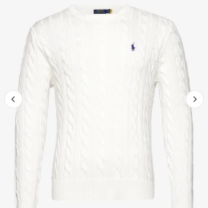 Kabelstickad Ralph Lauren - Säljer nu denna tjocktröjan från Ralph Lauren | Tröjan är i nyskick utan defekter | Nypris cirka 1800 | Köpet kan även kombineras med andra tröjor i min profil för billigare paket pris | För fler frågor och funderingar är det bara att kontakta mig😀