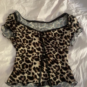 Leopard topp - Supersnygg leopard topp, aldrig använd, liknade den från Nelly🩷