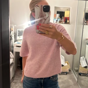 &OTHER STORIES Stickad tröja - Säljer min stickade t-shirt från &OTHER STORIES Färg: Gammelrosa Storlek: XS Nypris: 790kr, säljes för endast 300kr. 💕💕💕💕💕💕