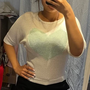 Stickad tröja - *Gullig stickad tröja med hjärta detalj *inga skador eller missfärgningar