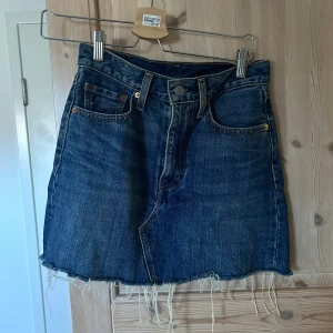 Levi’s jeans kjol - Fin kjol i väldigt bra skick!