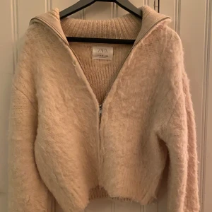 Zara kofta  - En fin kofta från zara som jag aldrig använt endast testad, tyckte inte den satt bra på mig❤️ den är varm och mjuk perfekt nu till hösten! Fråga gärna om nu undrar något eller om fler bilder❤️🥰