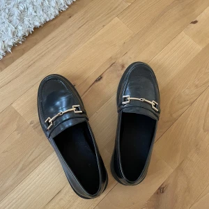 Svarta loafers - Svarta oanvända loafers från H&M 