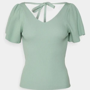 Grön tröja - Säljer denna jätte fina tröjan. Säljer för den inte kommer till användning! Skriv för mer bilder. Superbra skick🥰🥰