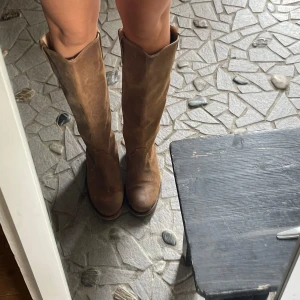 Bruna boots  - Säljer dessa svinsnygga boots! Stl 37 och i väldigt fint skick! Hör av er vid frågor och funderingar💕🥰