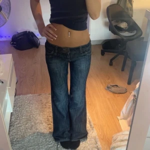 Lågmidjade jeans - Säljer dessa skitsnygga lågmifjade jeans då de inte kommer till användning längre 💕 lite defekter längst ner men inget man tänker på!! Skriv privat för mått 🙏🏻
