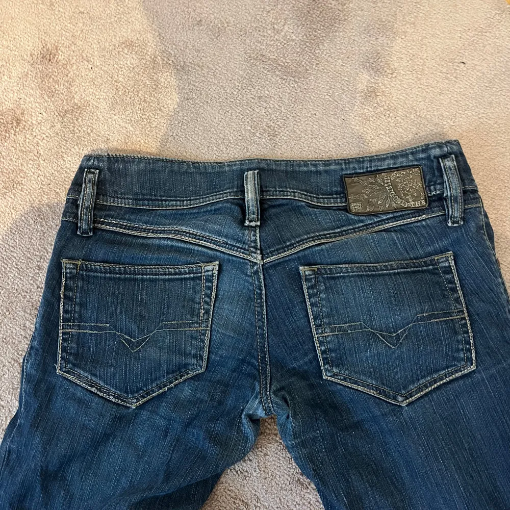 Säljer dessa diesel jeans som jag köpte här på Plick då de var för små för mig. De ska var straight i benen men var alldeles för små så de blev skinny på mig. Midjemått: 37 cm innerbenet: 80 cm😊. Jeans & Byxor.