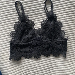 Svart topp/bh - Väldigt söt topp/bh, aldrig använd, jätte bra skick!!