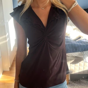 Topp  - Jättesöt brun topp med v-ringning och fin Knut🤎  Säljer då den inte kommer till användning 