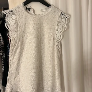 Vit spets topp - Jätte fin tröja. Använd en gång. Passar mig som är mellan XS och S 