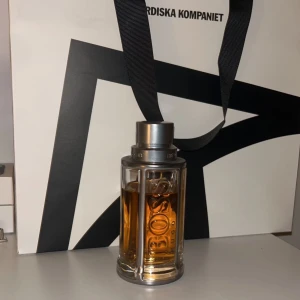 Hugo boss the scent  - Säljer denna Hugos boss the scent perfymen. 75-80 ml kvar av 100. En otrolig manlig doft som passar perfekt som signatur doft. Kan gå ner i pris vid snabb affär. Hör av er vid frågor!