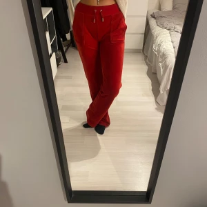 Röda mjukisbyxor från Juicy Couture  - Säljer ett par snygga röda mjukisbyxor från Juicy Couture i storlek XS. Säljer då dem inte används längre men är i nyskick och jätte fina, den röda säljs inte längre så in och köp, säljer även dessa i blått 