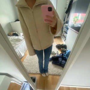 Teddy jacka  - Jätte fin Teddy jacka från h&m Baran använd 2 gånger så jätte bra skicka